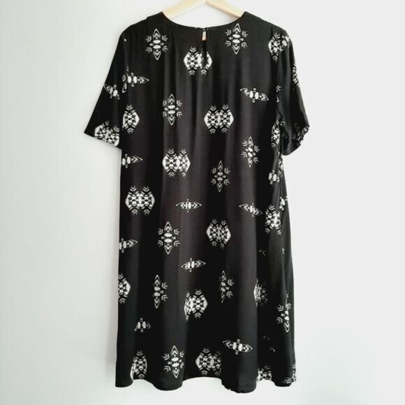 H&M / Tribal Print Crewneck Mini Dress Flowy Lightweight B&W Sz 8 Flawed - Picture 9 of 13
